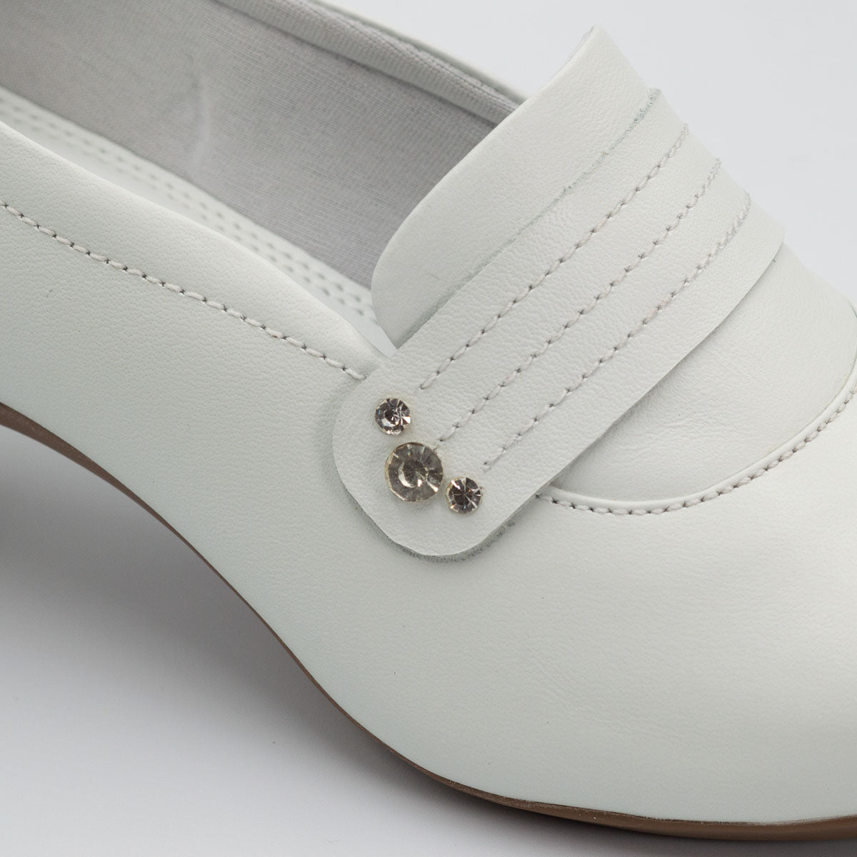 Canela shoe - close-up detail view vegetal off-white leather comfortable