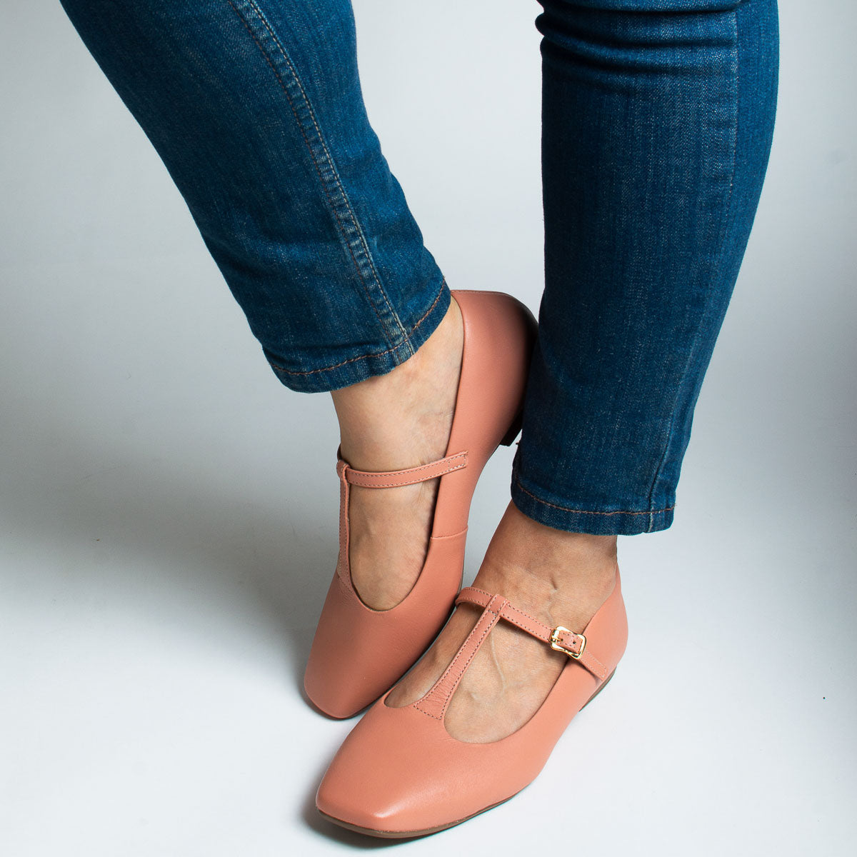 Woman wearing vegetal peach Jabuticaba flats with blue jeans - lifestyle view