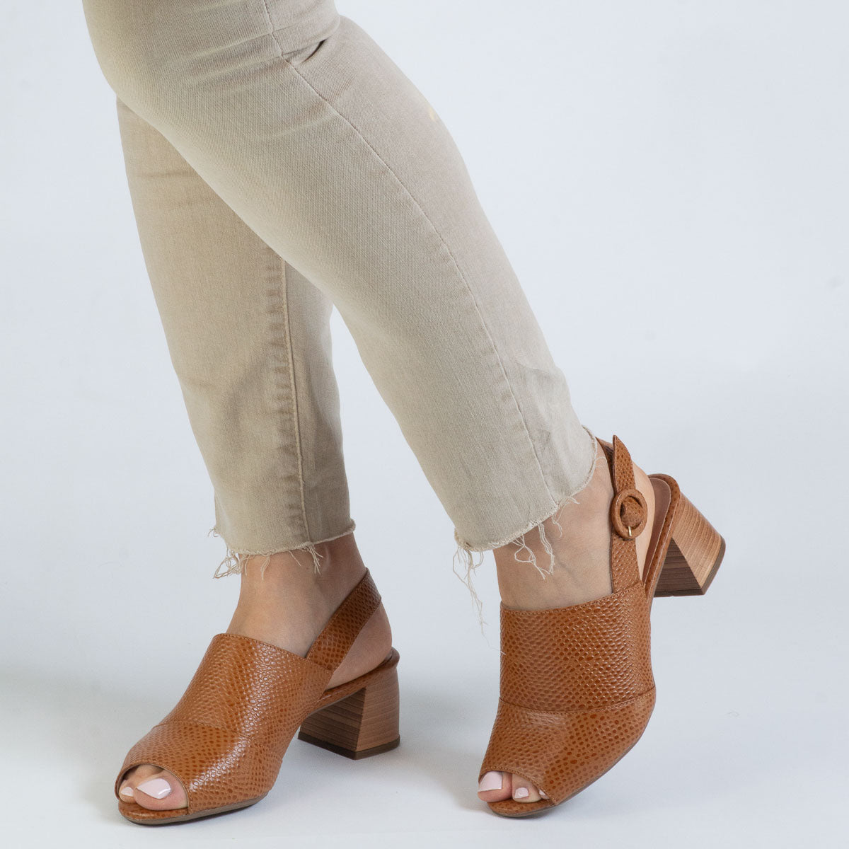 Woman wearing Jasmim sandals with beige trousers - lifestyle view