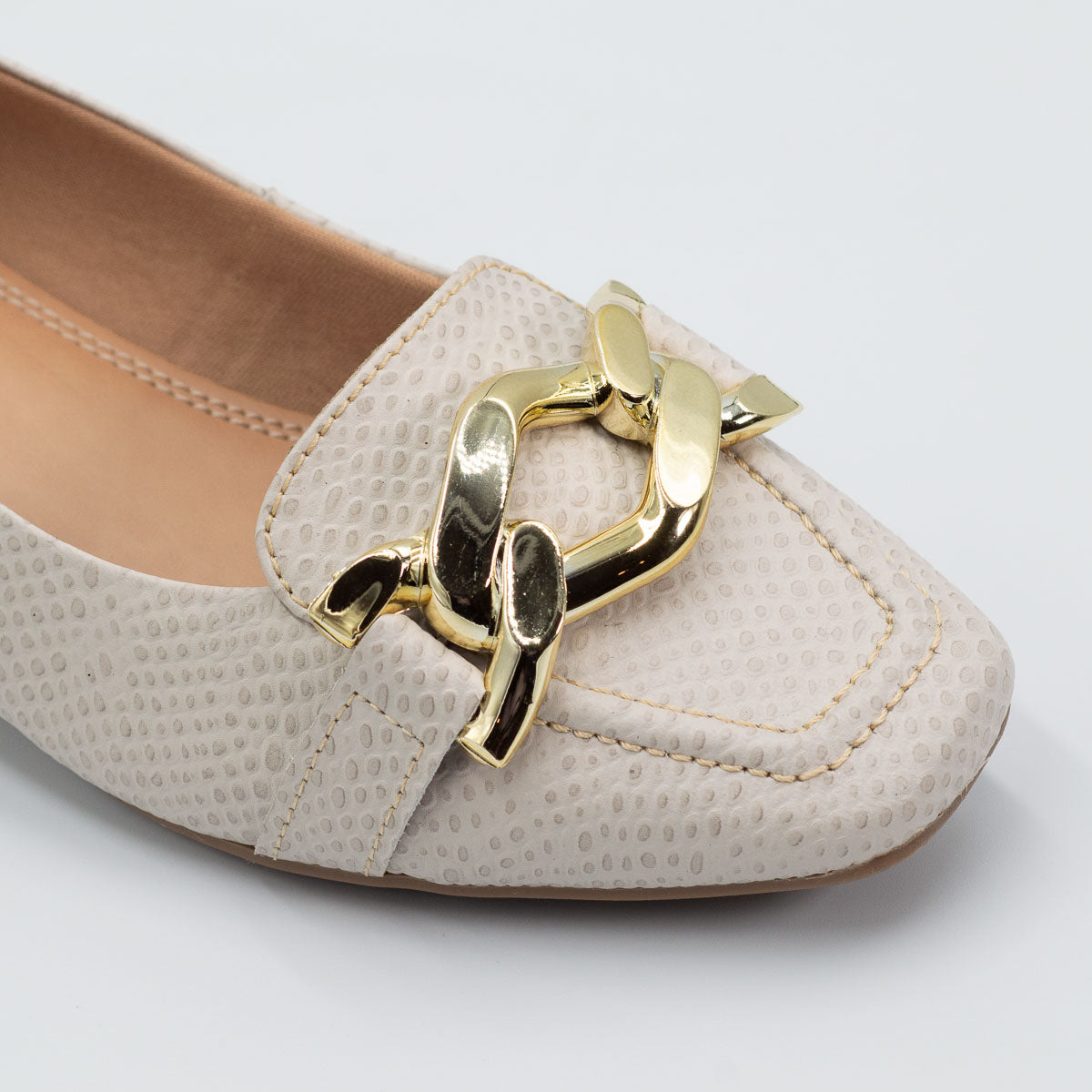 Coentro pump - close-up detail view scale off-white leather comfortable