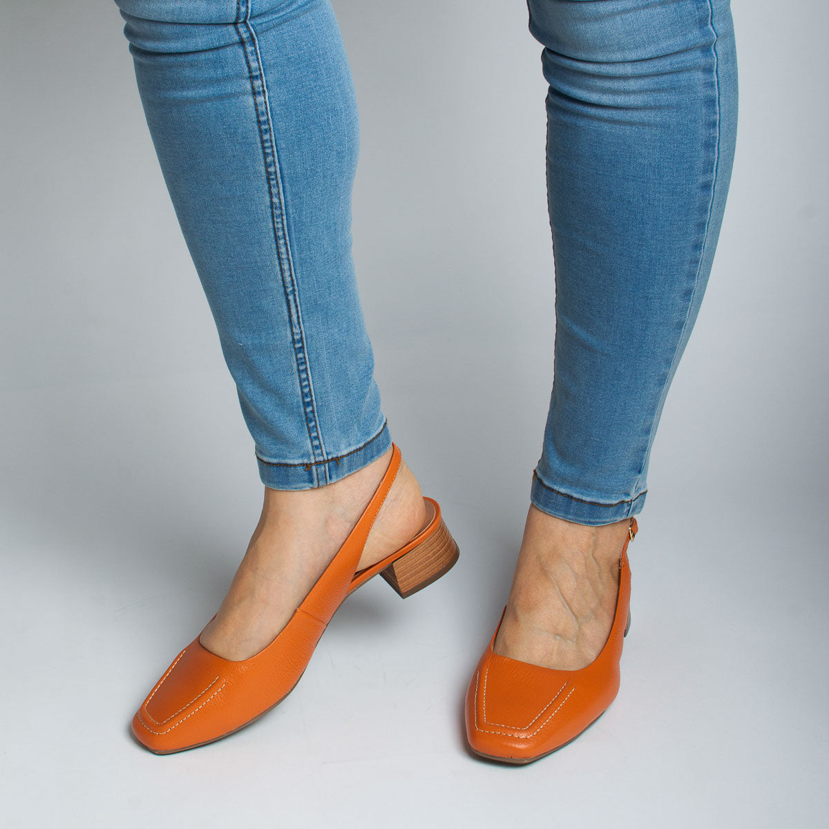 Woman wearing Manjerona pumps with light blue jeans - lifestyle view