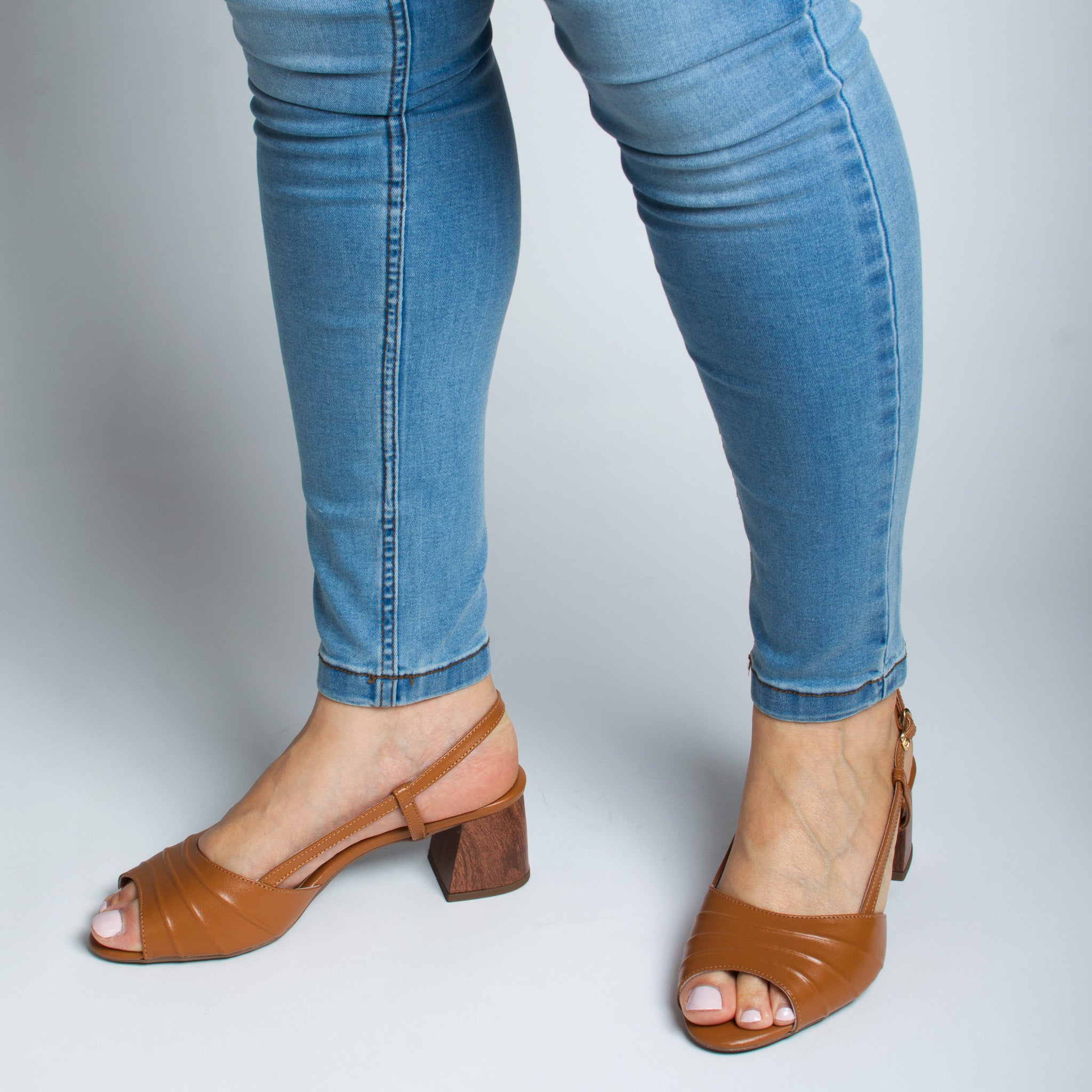 Woman wearing vegetal whiskey Orquídea sandals with jeans - lifestyle view
