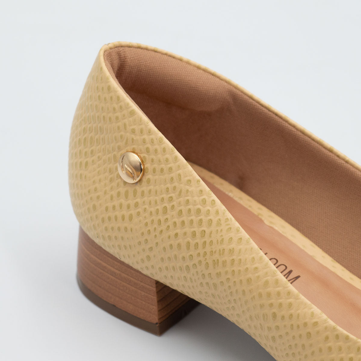 Terraloom Orégano pump - close-up detail view scale uvaia leather