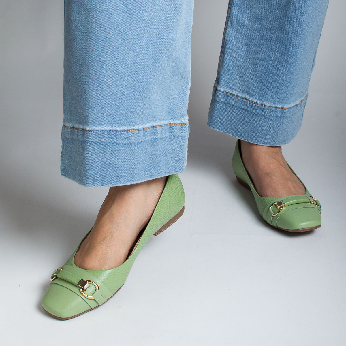 Woman wearing scale pistachio Cupuaçu flats with light blue jeans - lifestyle view