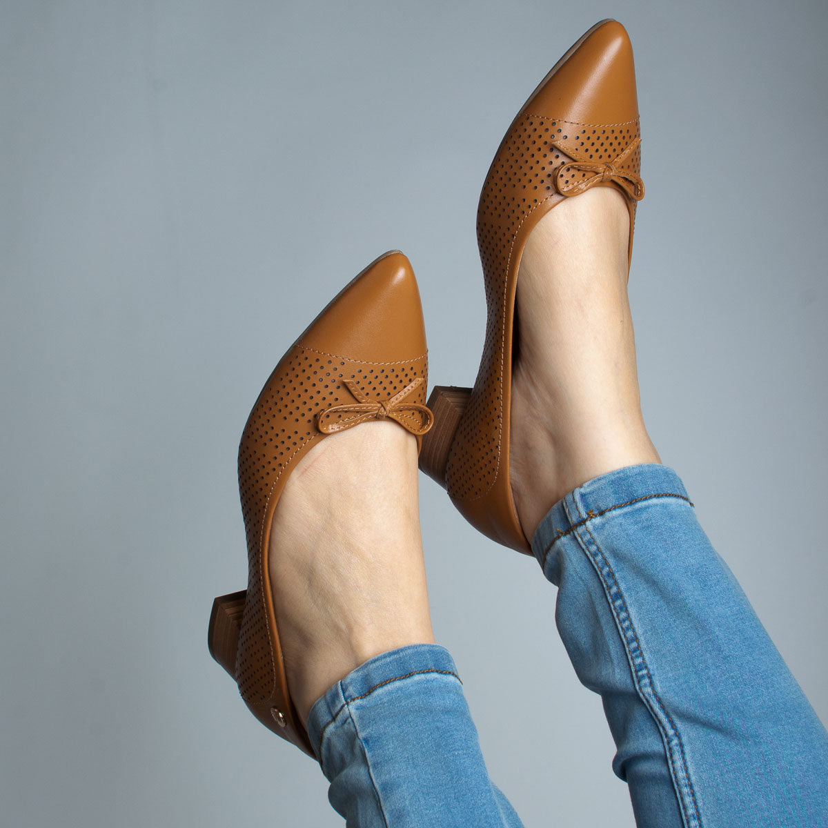 Woman wearing vegetal whiskey Alecrim pumps with blue jeans - lifestyle view