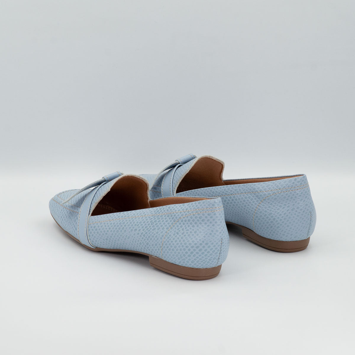 Caju bow loafers - three-quarter view scale capri