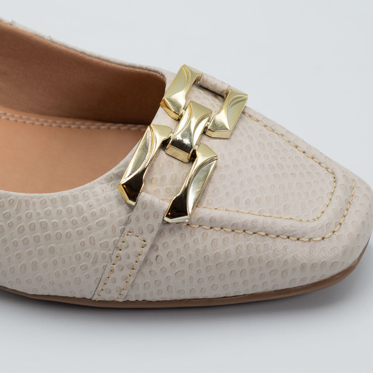 Manjericão pump - close-up detail view scale off-white leather comfortable