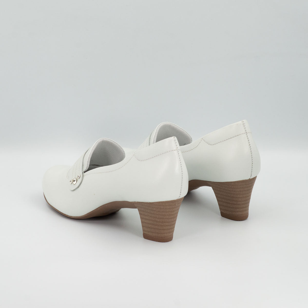 Canela clinical shoes - three-quarter view vegetal off-white