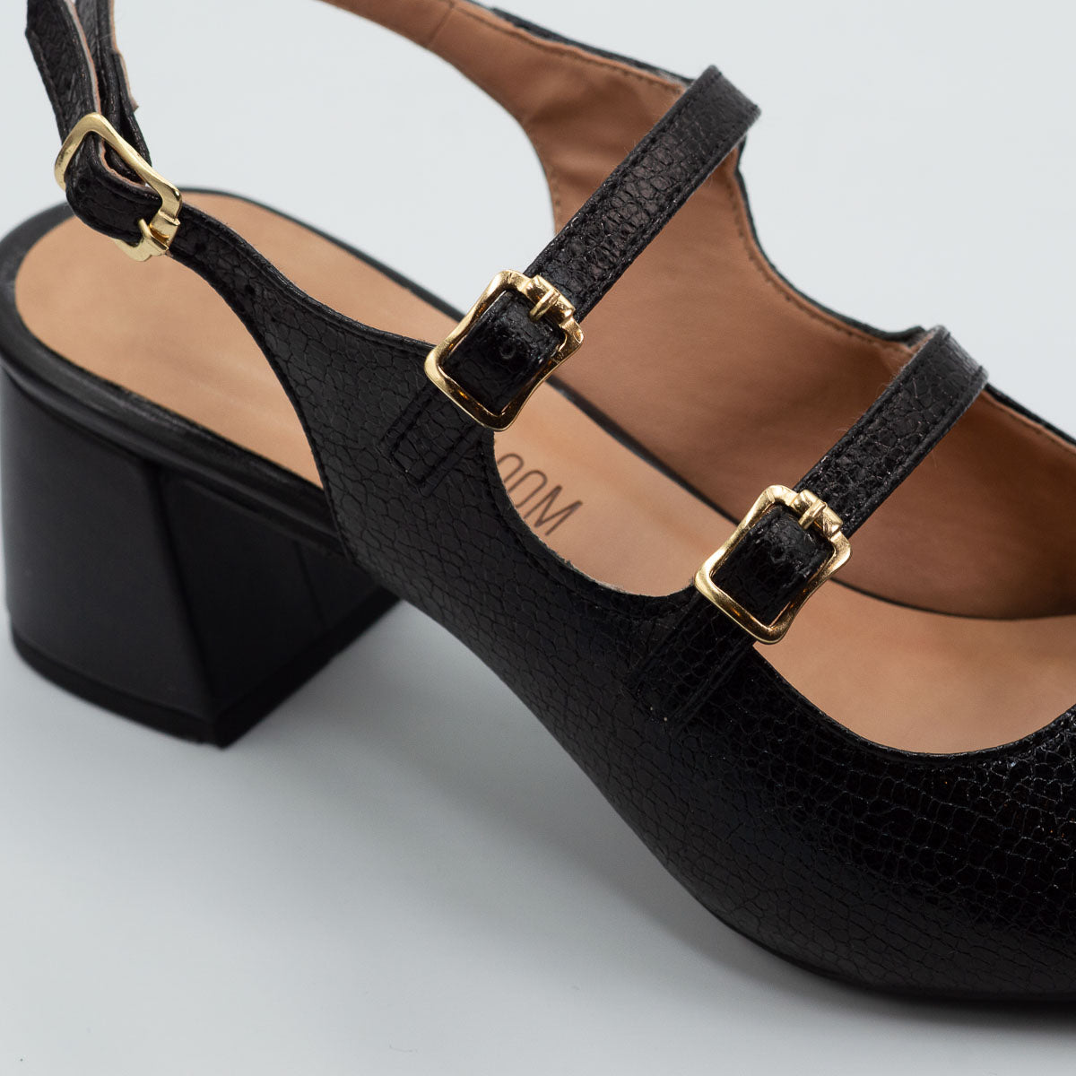 Terraloom Dália sandal - close-up detail view crackle black leather