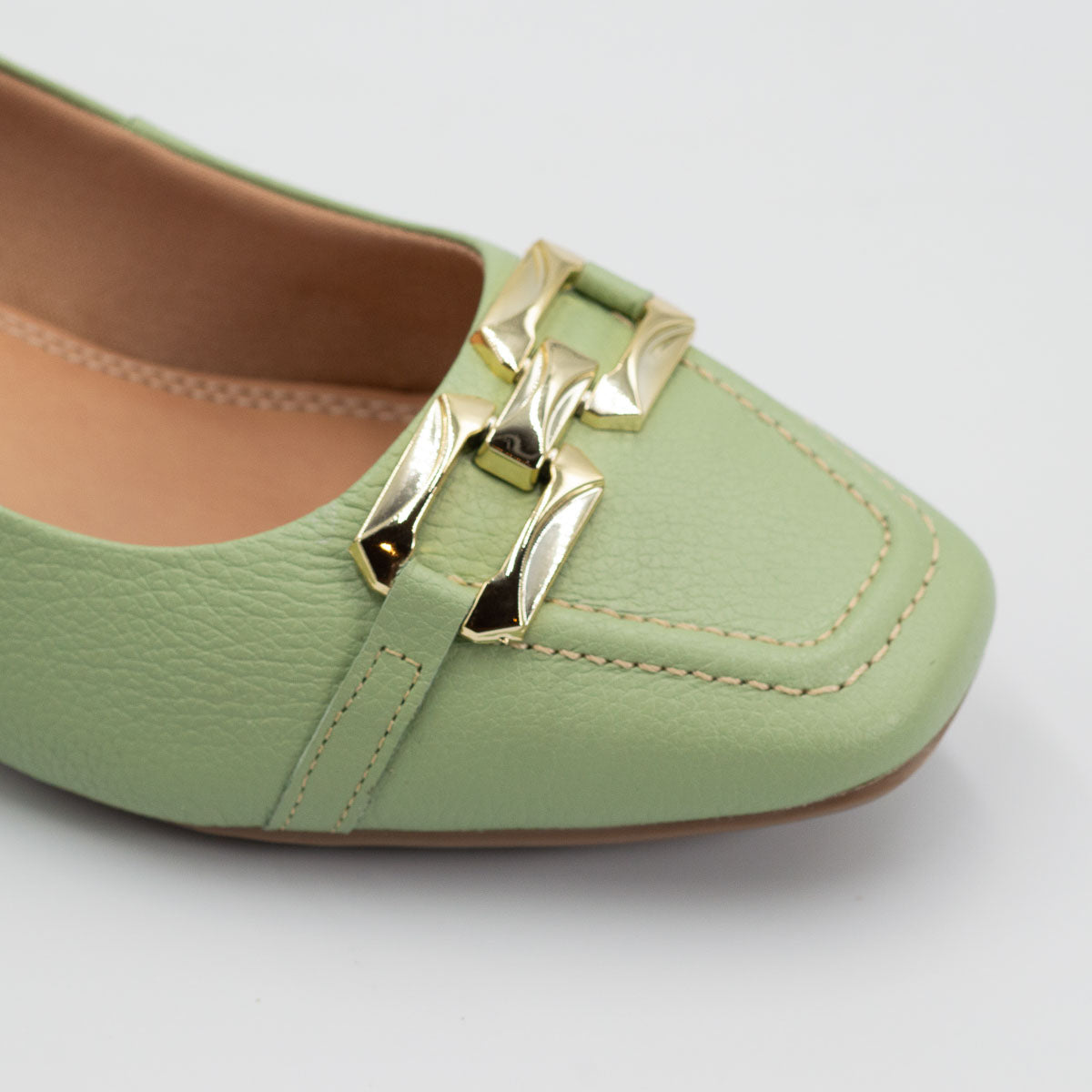 Terraloom Manjericão pump - close-up detail view floater pistachio leather