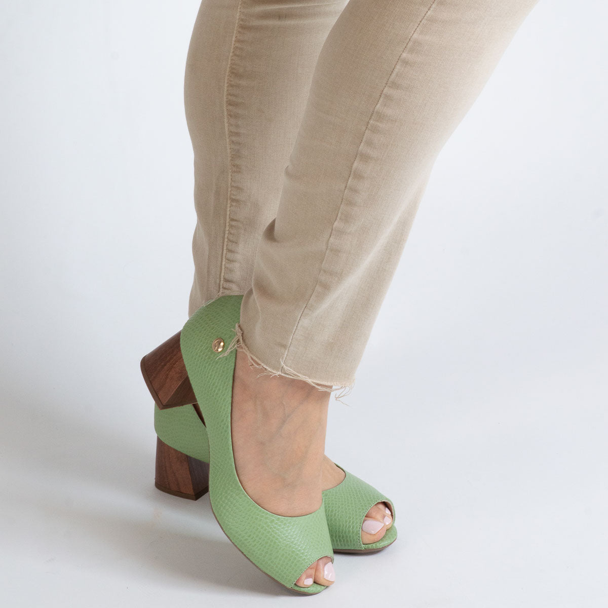 Woman wearing scale pistachio Erva-doce pumps - lifestyle view