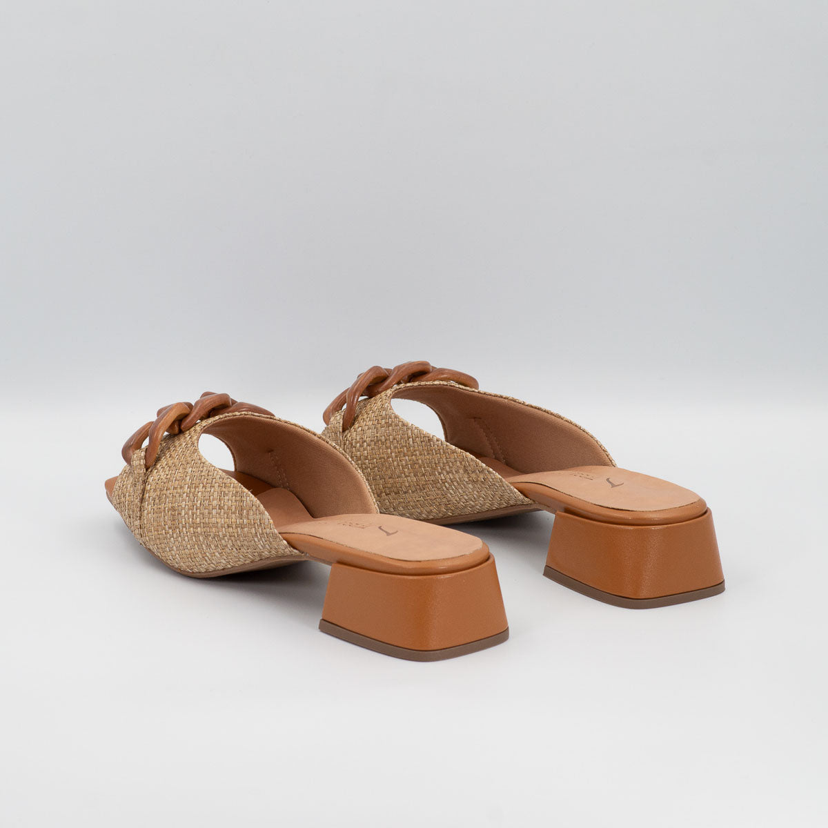 Cravo sandals - three-quarter angle view comfortable