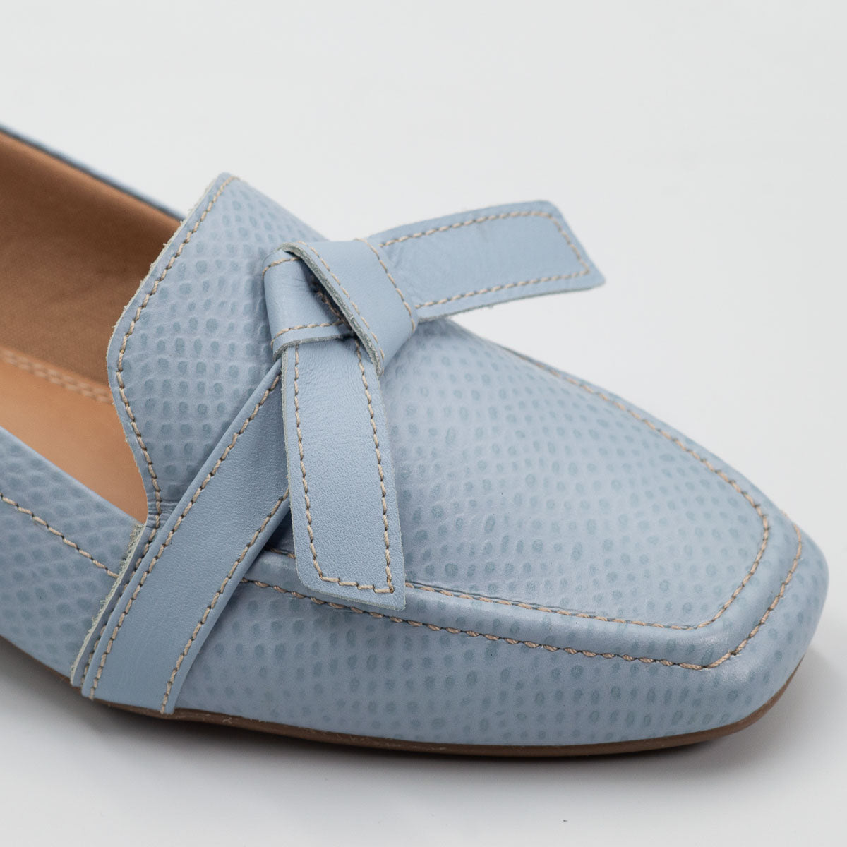 Caju loafer - close-up detail view scale capri leather comfortable