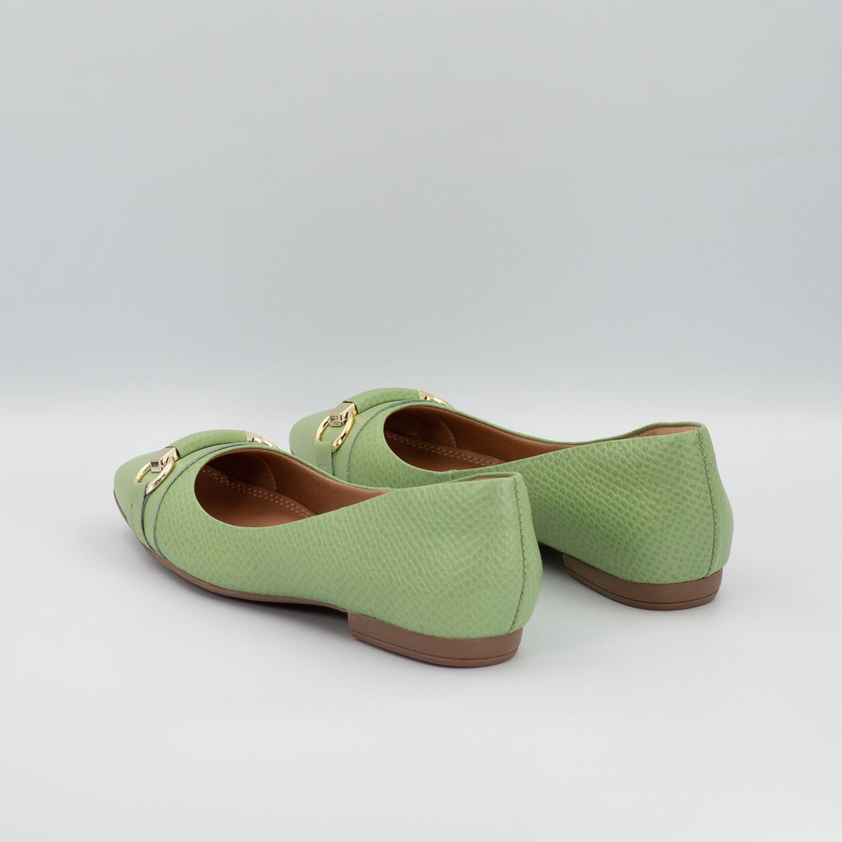 Cupuaçu buckle flats - three-quarter view scale pistachio