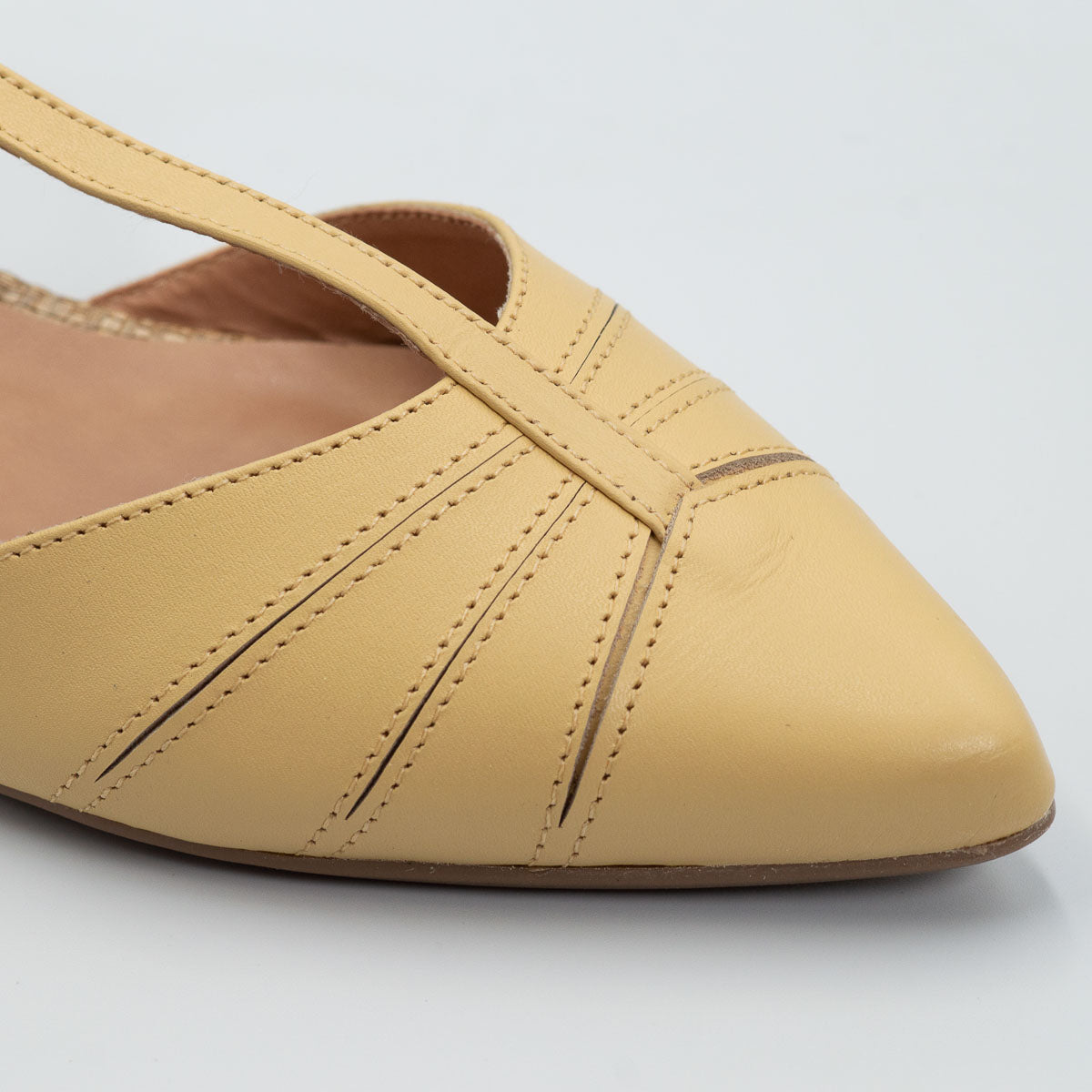 Terraloom Margarida pump - close-up detail view vegetal uvaia leather