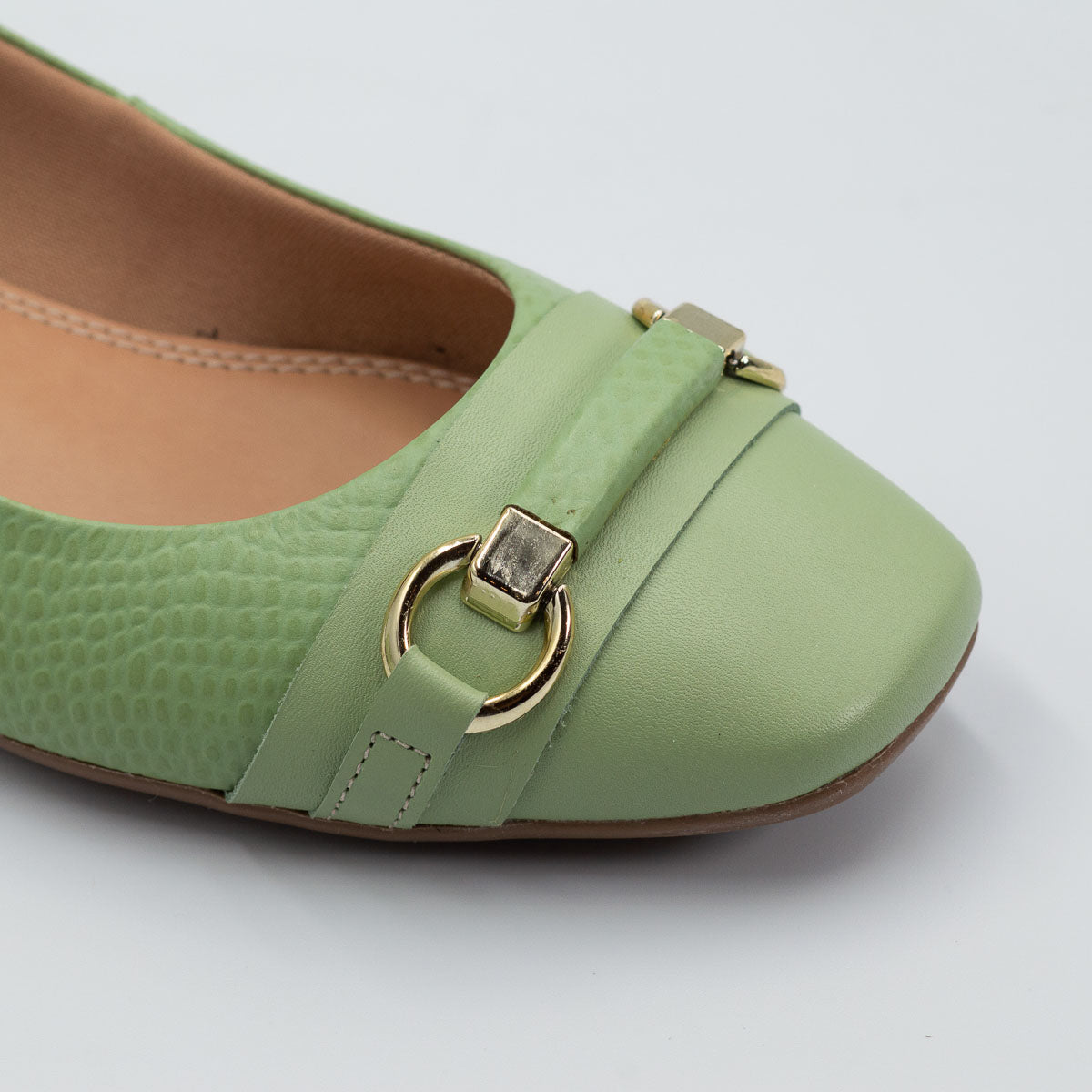 Cupuaçu flat - close-up detail view scale pistachio leather comfortable