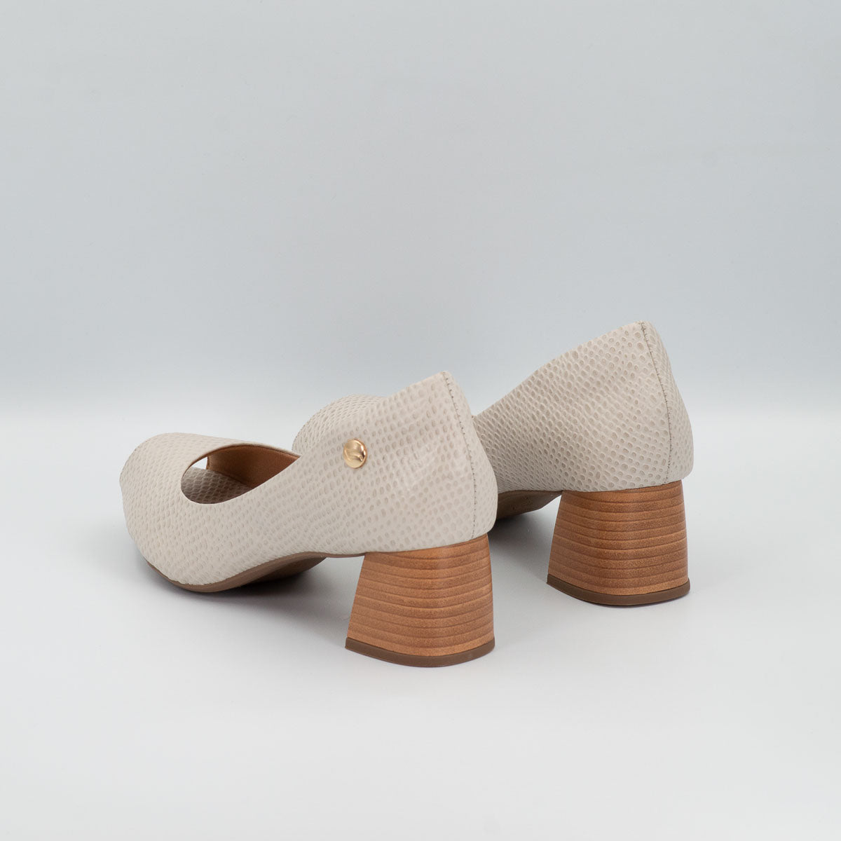 Erva-doce pumps - three-quarter angle view comfortable