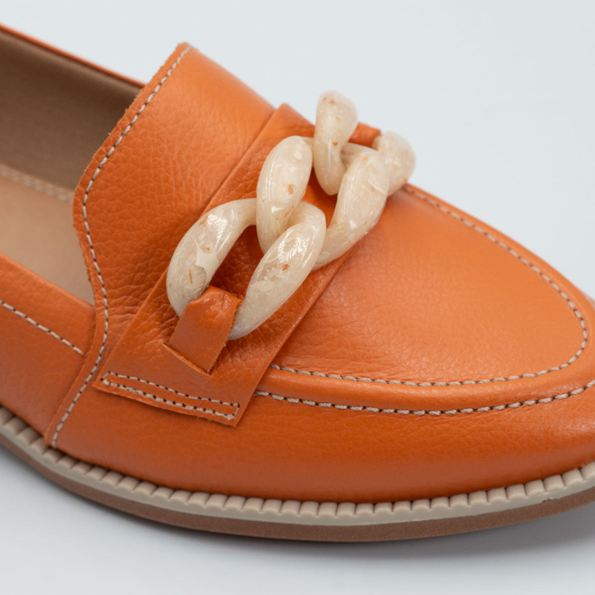 Pitanga loafer - close-up detail view floater carrot leather comfortable