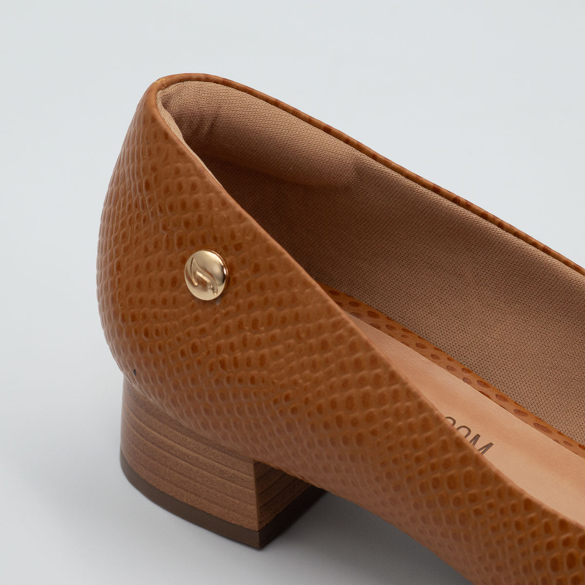 Orégano pump - close-up detail view scale whiskey leather comfortable