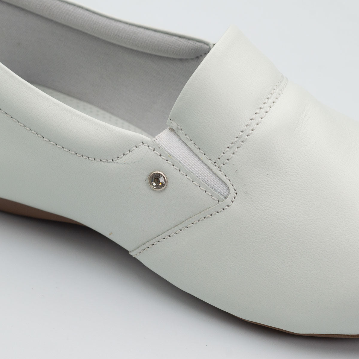 Jacarandá shoe - close-up detail view vegetal off-white leather comfortable