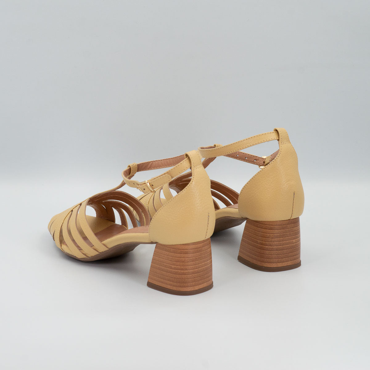 Girassol T-bar sandals - three-quarter view floater uvaia