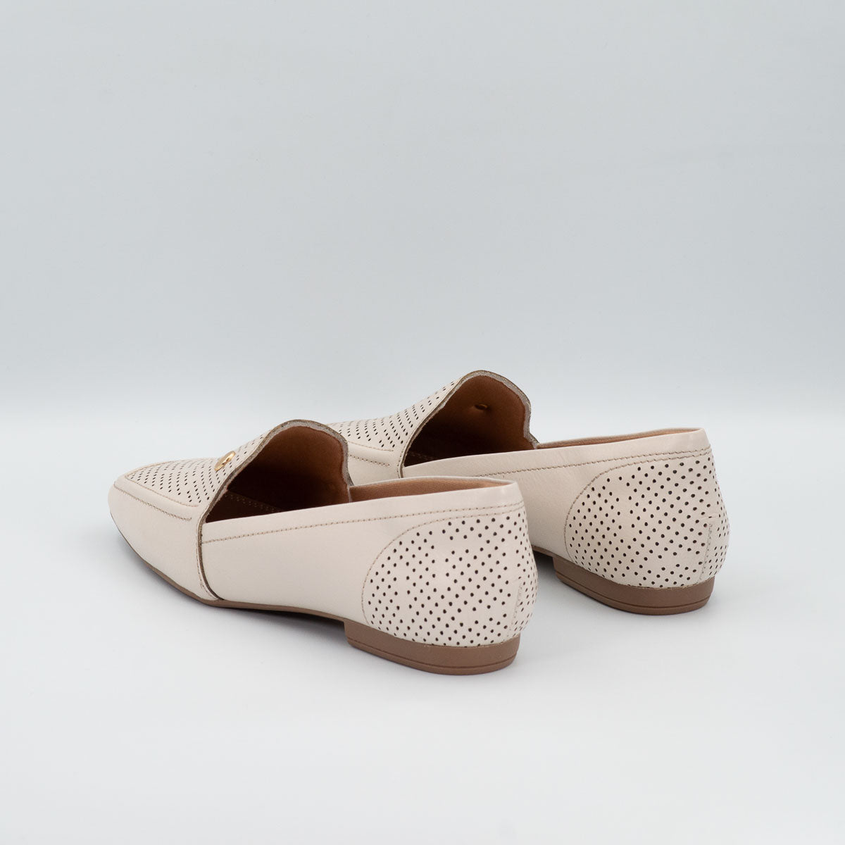 Goiaba cut out loafers - three-quarter view floater off-white