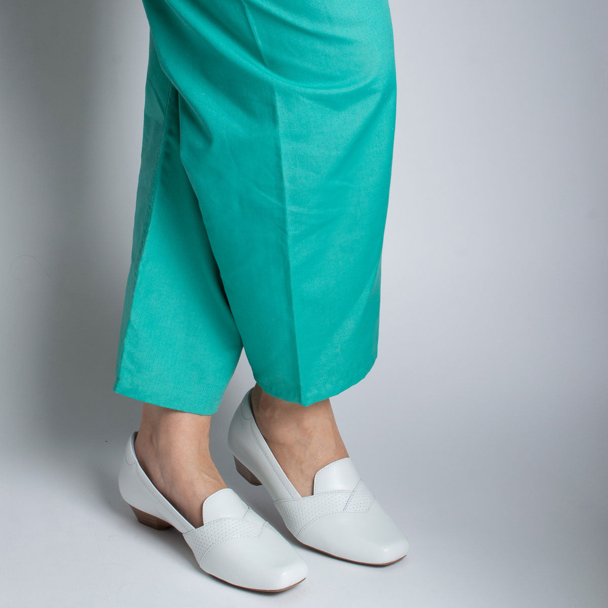 Woman wearing Araucária shoes with teal scrubs - lifestyle view