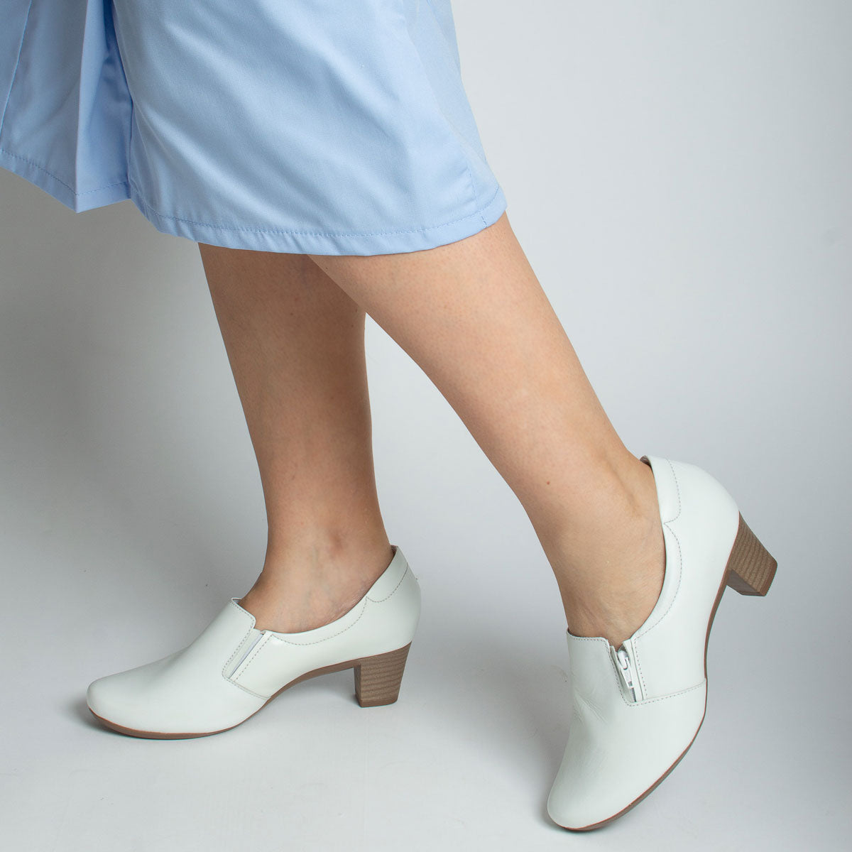 Woman wearing Copaíba shoes with light blue scrubs - lifestyle view