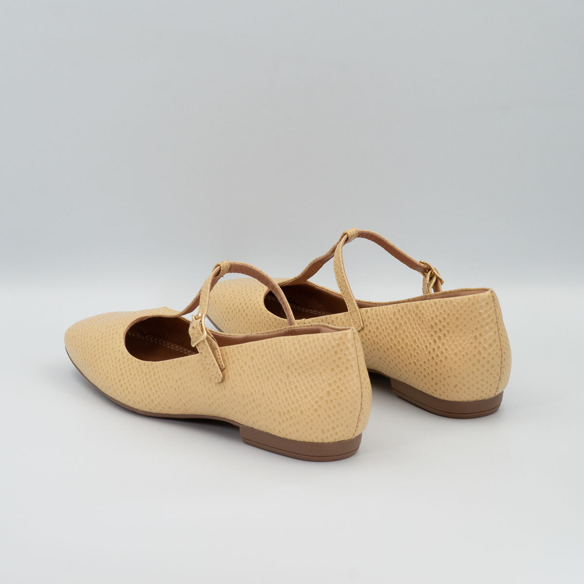 Jabuticaba flats - three-quarter angle view comfortable