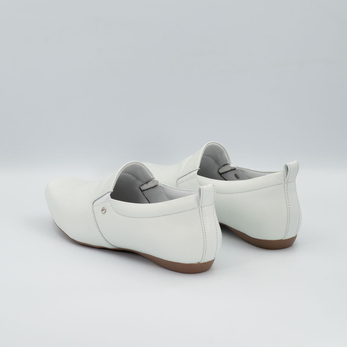 Jacarandá clinical shoes - three-quarter view vegetal off-white