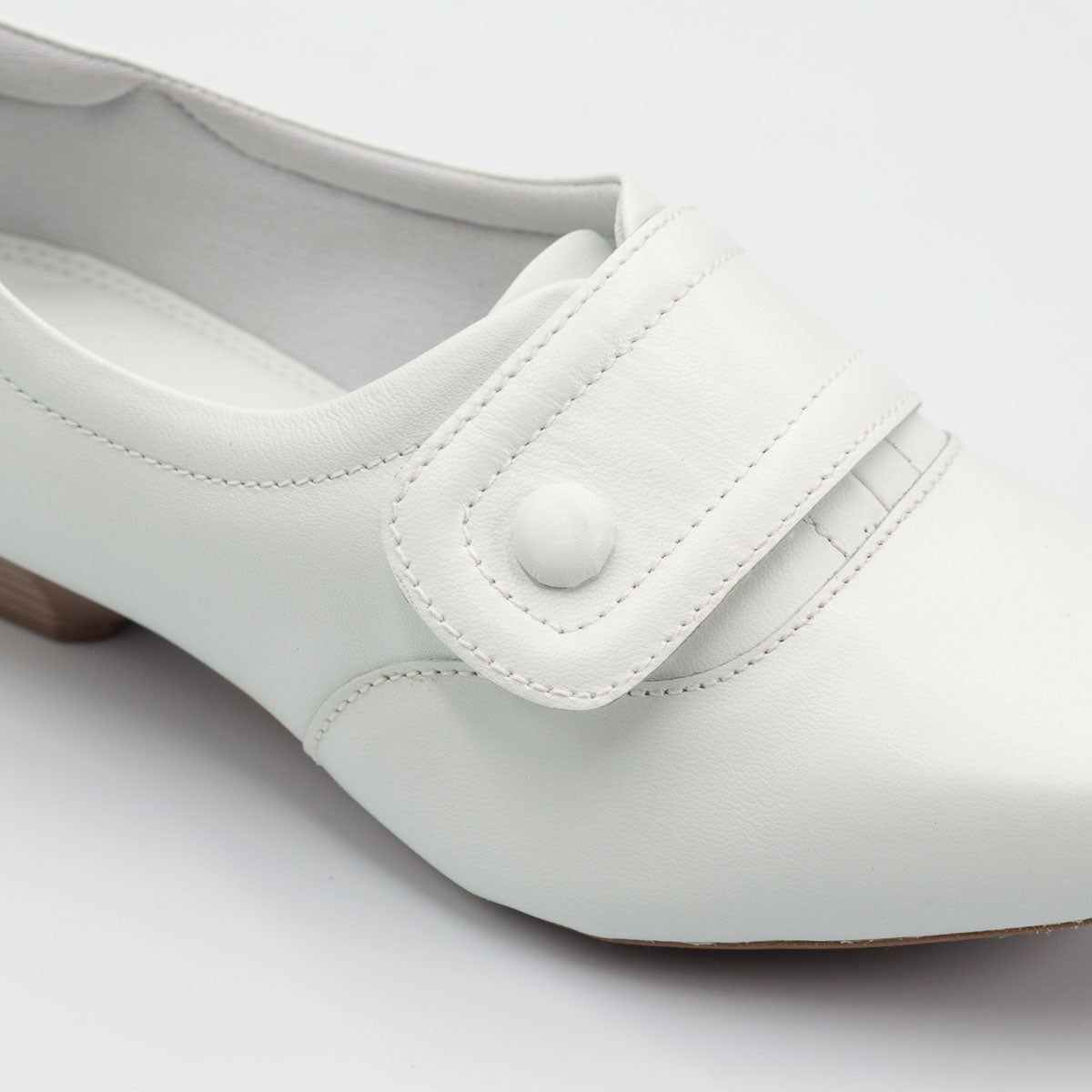 Peroba shoe - close-up detail view vegetal off-white leather comfortable