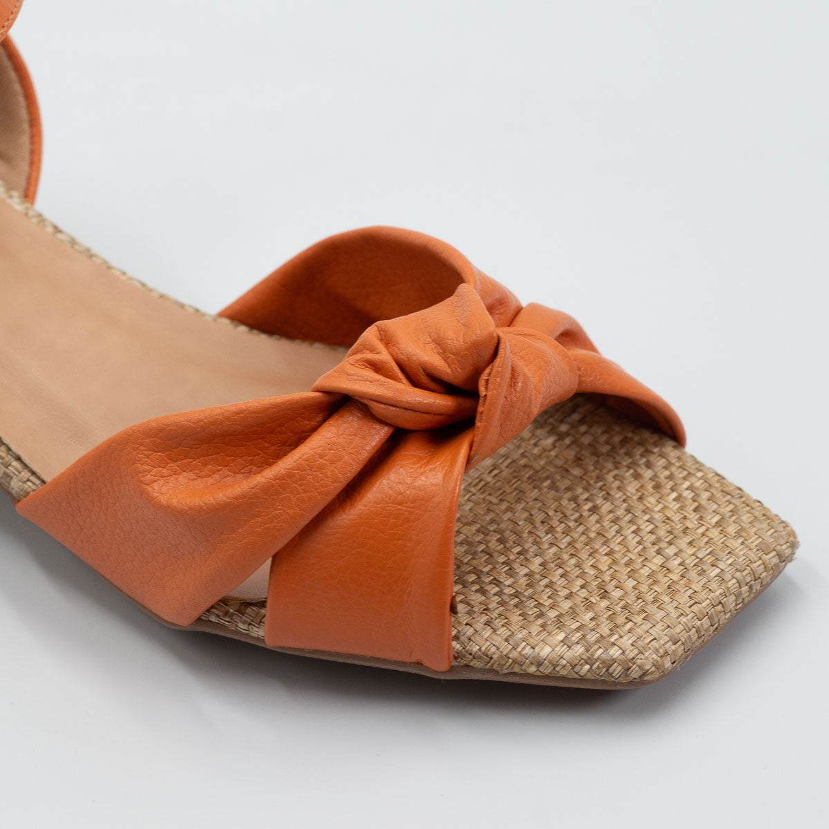 Terraloom Lírio sandal - close-up detail view floater carrot leather