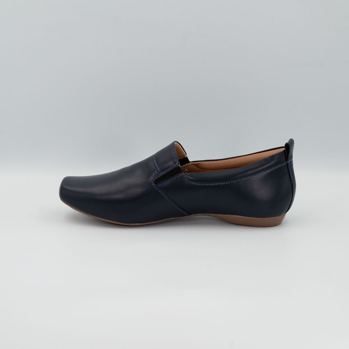 Jacarandá clinical comfort shoe - left side profile view flat sole