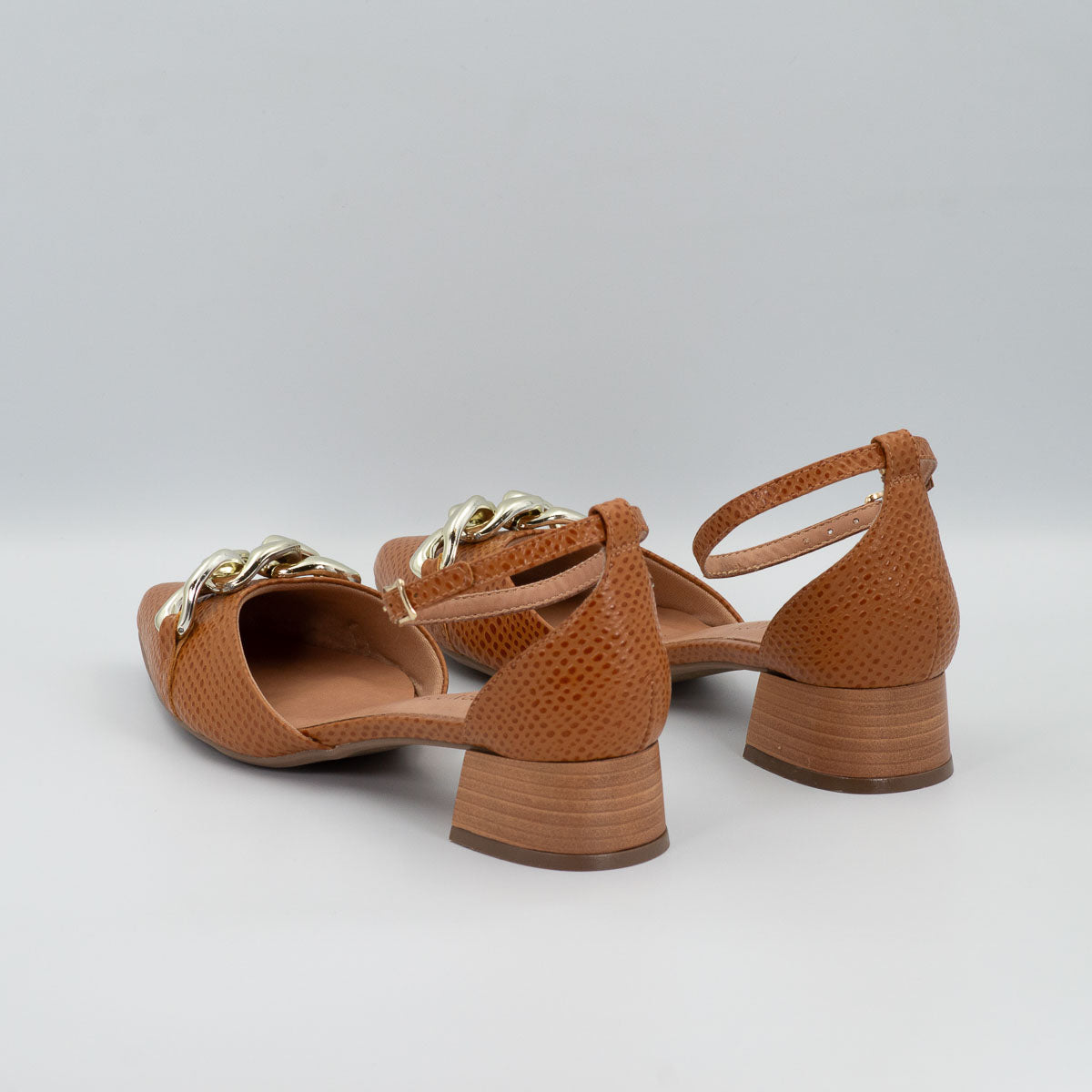 Jambo pumps - three-quarter angle view comfortable