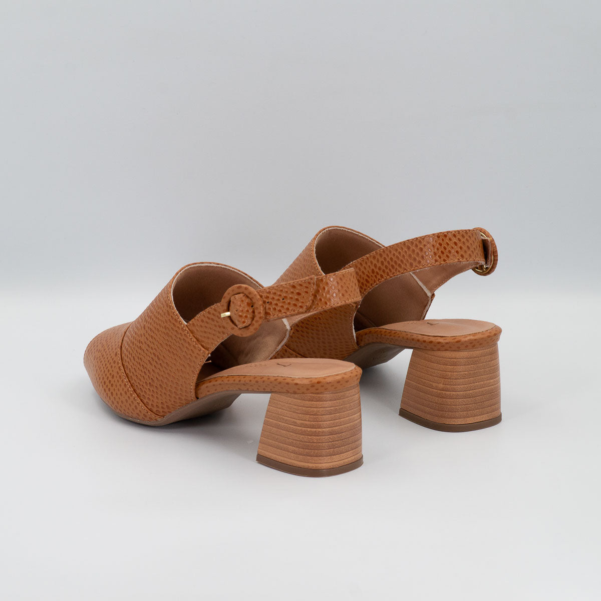 Jasmim sandals - three-quarter angle view comfortable