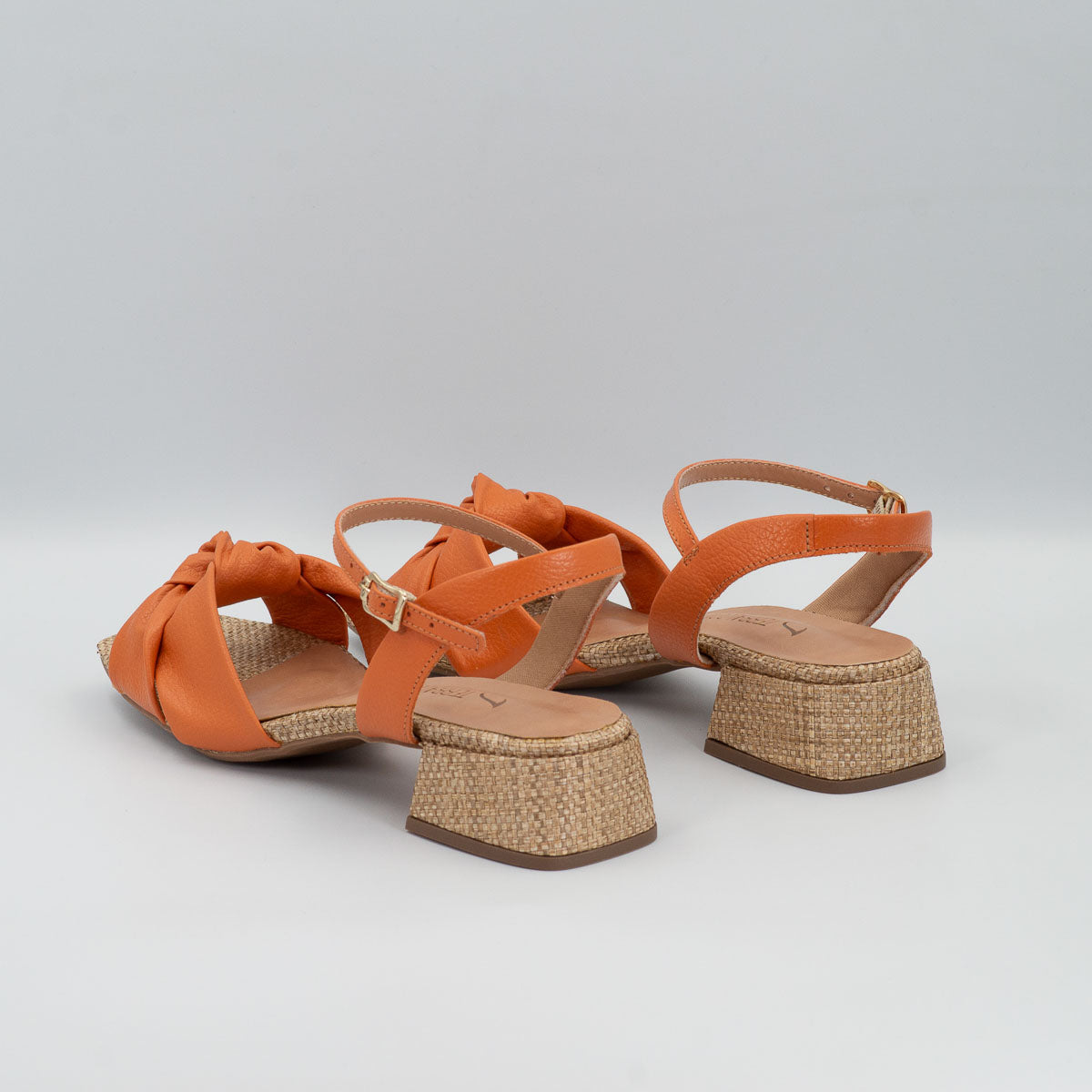 Lírio sandals - three-quarter angle view comfortable