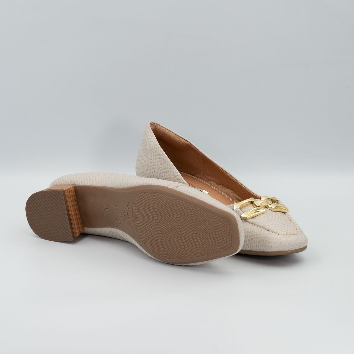 Manjericão pumps - bottom sole view scale off-white Terraloom