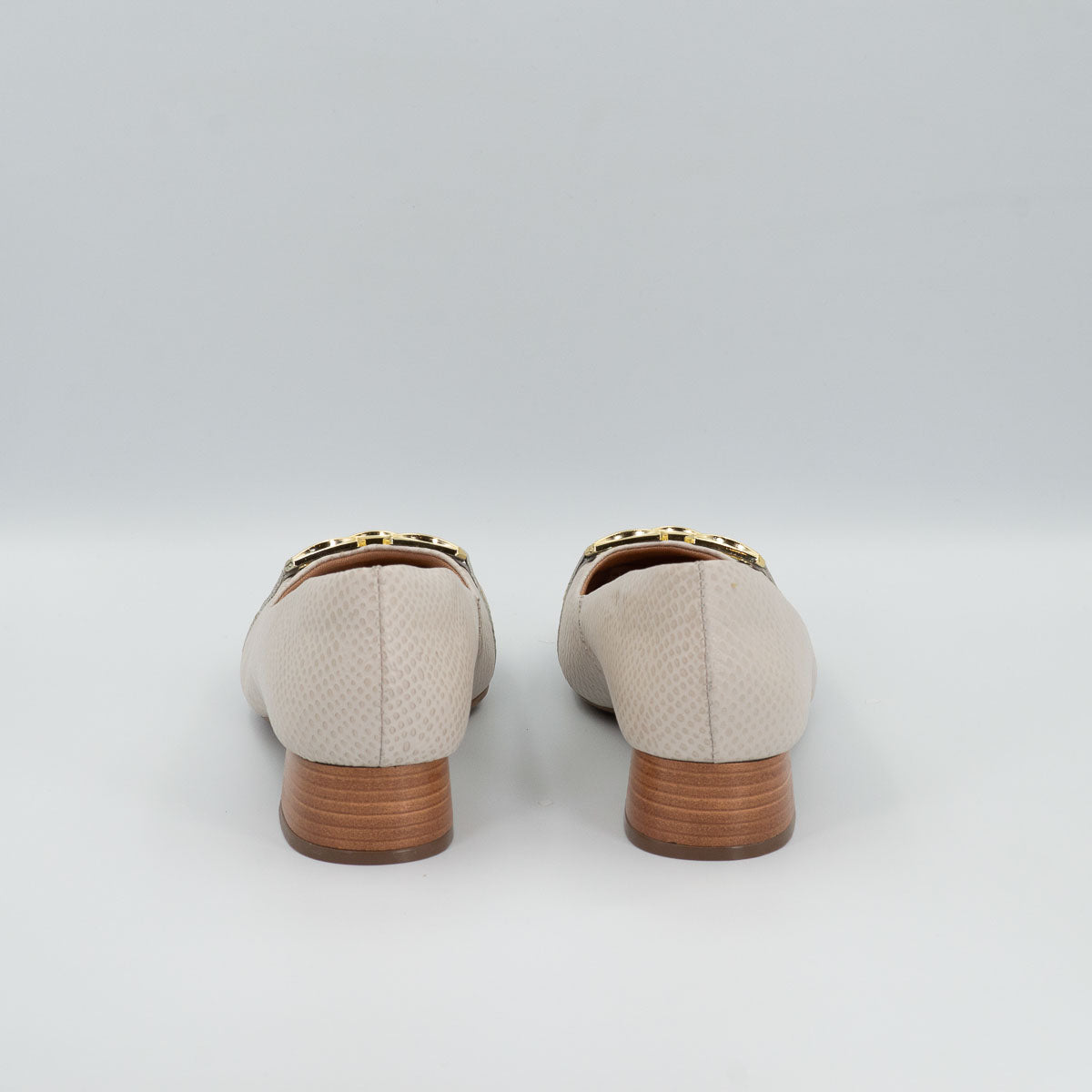 Terraloom Manjericão pumps - back view scale off-white comfortable