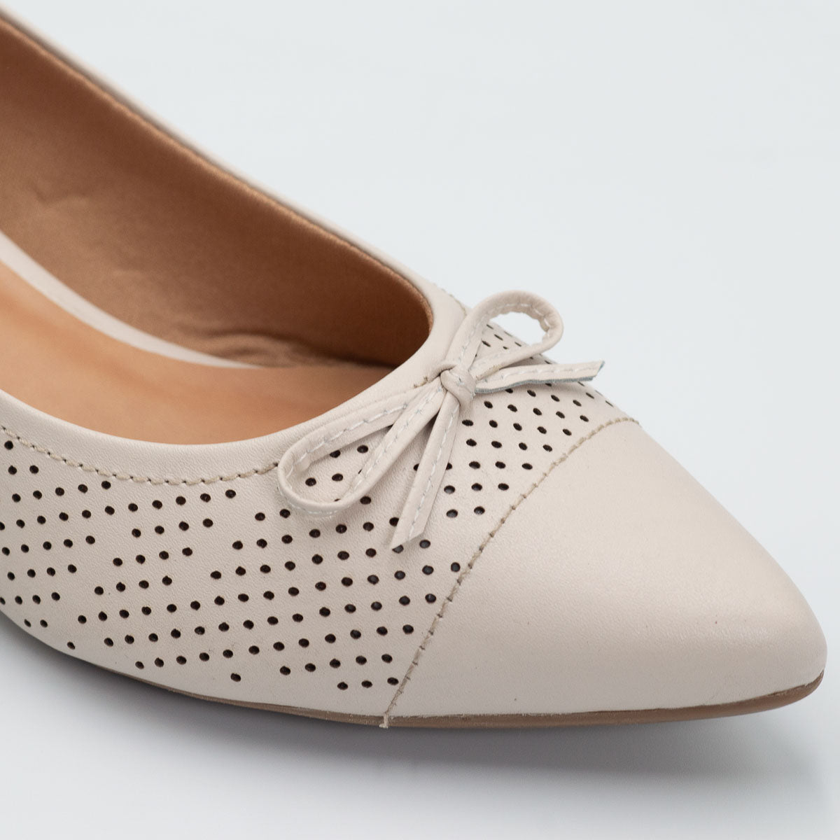 Terraloom Alecrim pump - close-up detail view vegetal off-white leather