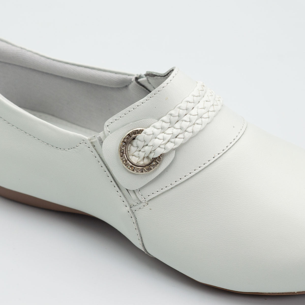 Terraloom Ipê shoe - close-up detail view vegetal off-white leather