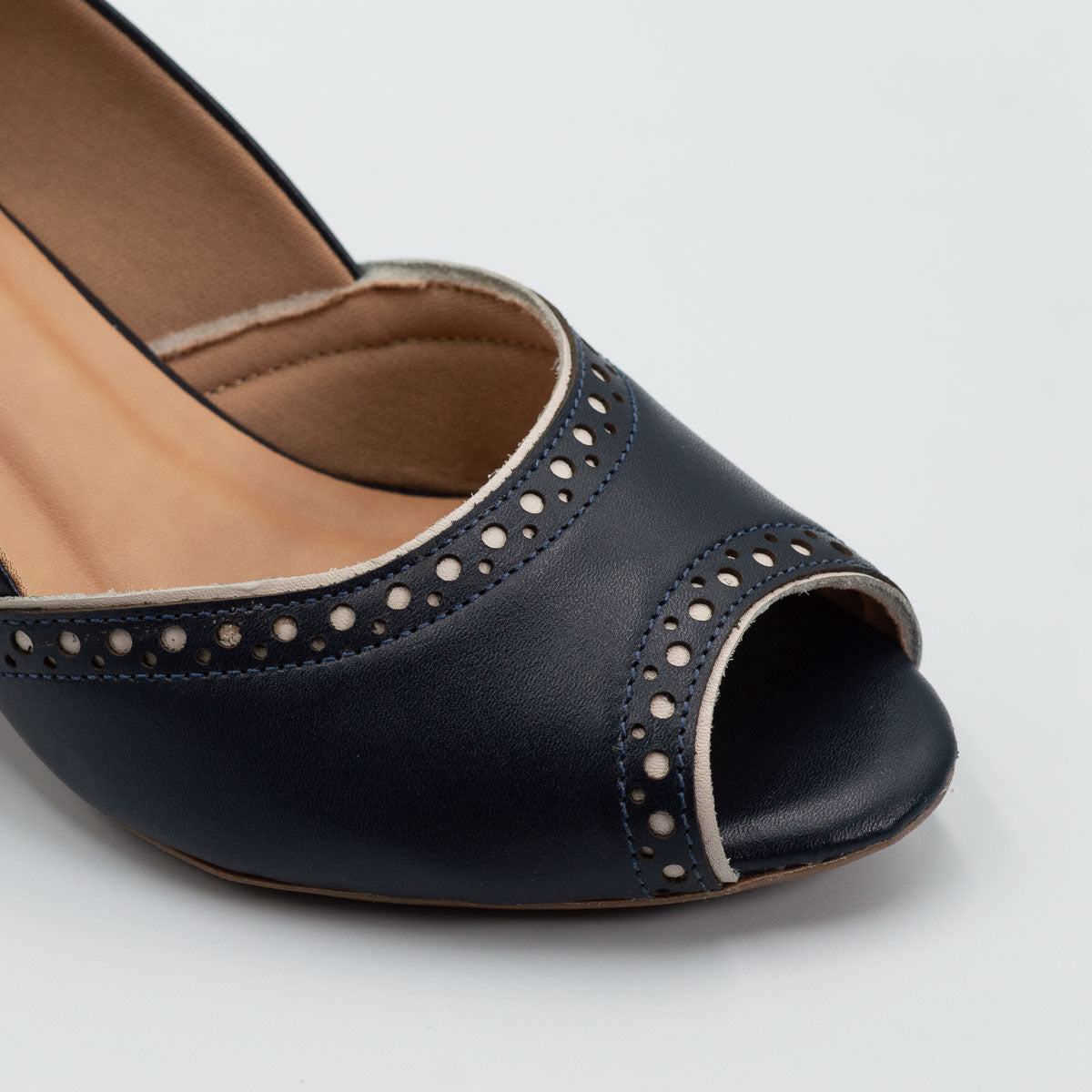 Urucum pump - close-up detail view vegetal deep sea blue leather comfortable