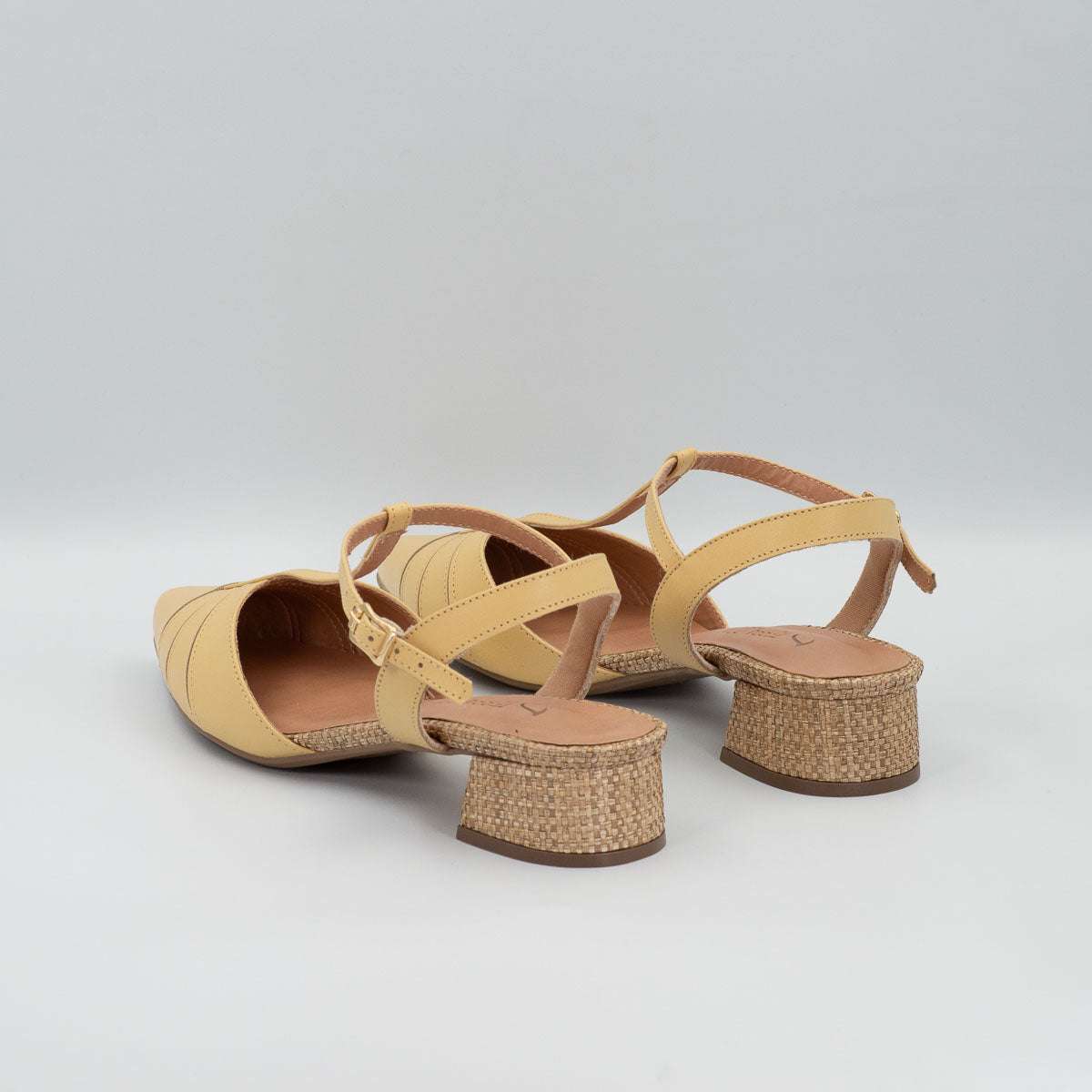 Margarida pumps - three-quarter angle view comfortable