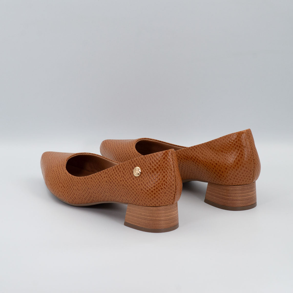 Orégano fish scale pumps - three-quarter view scale whiskey