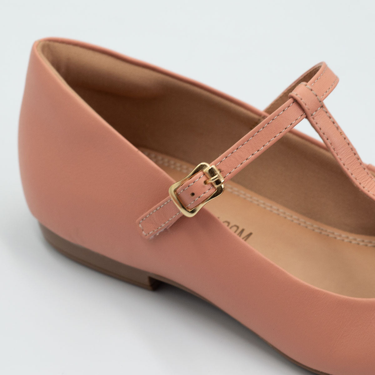 Jabuticaba flat - close-up detail view vegetal peach leather comfortable