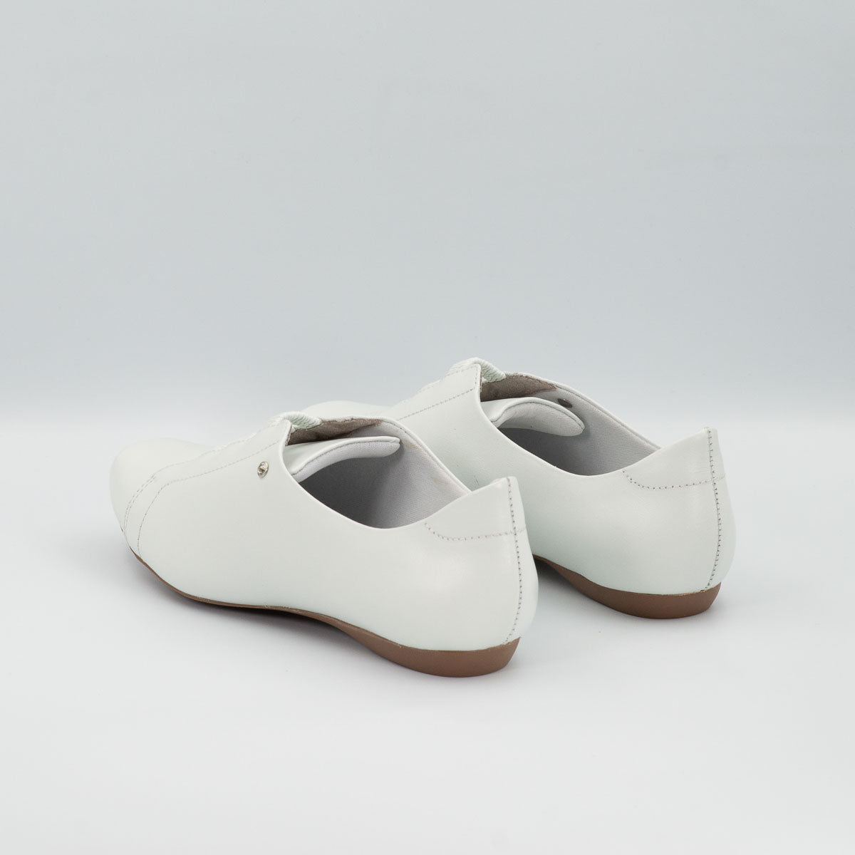 Pau-Brasil clinical shoes - three-quarter view vegetal off-white