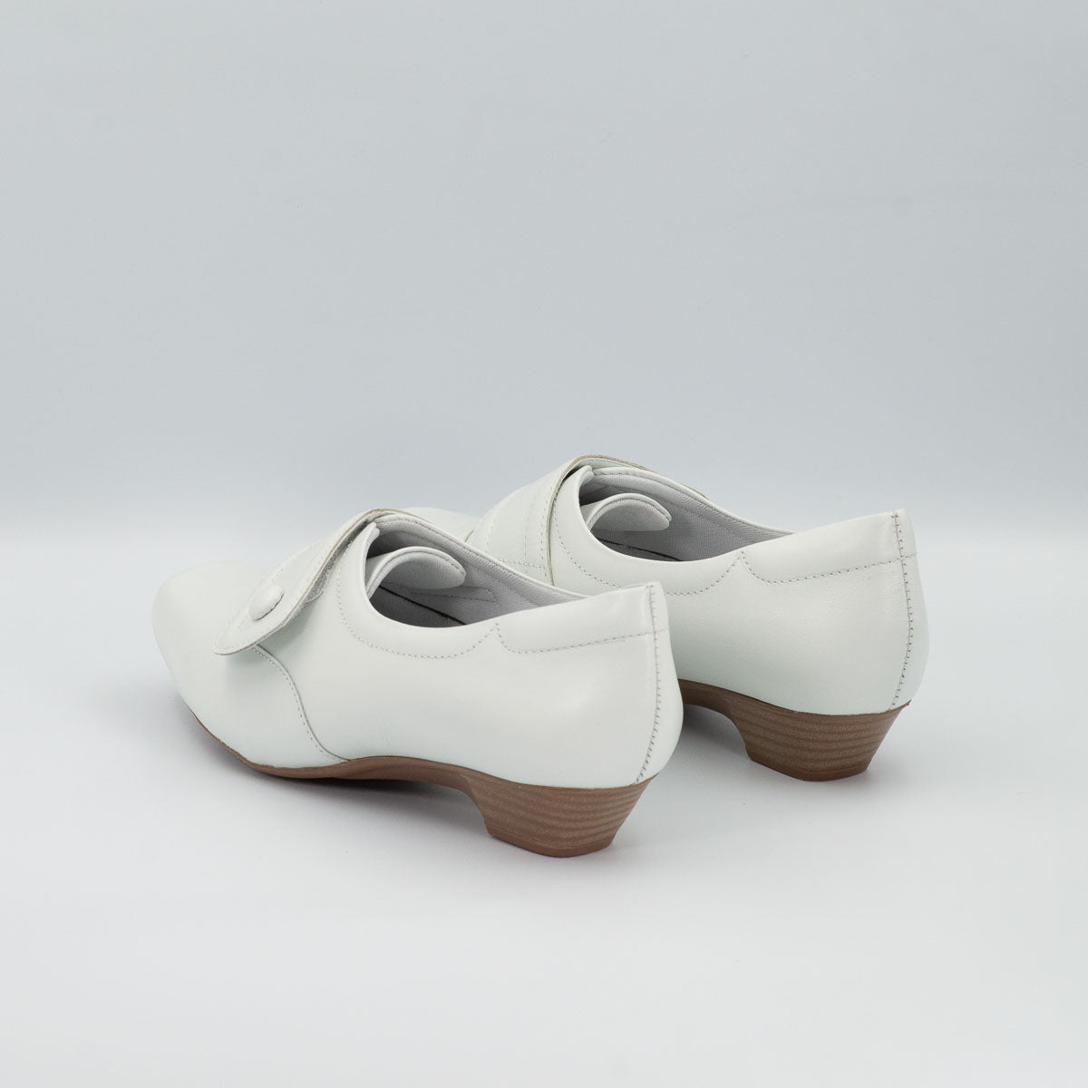 Peroba clinical shoes - three-quarter view vegetal off-white