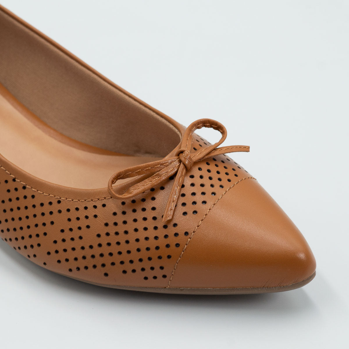 Alecrim pump - close-up detail view vegetal whiskey leather comfortable