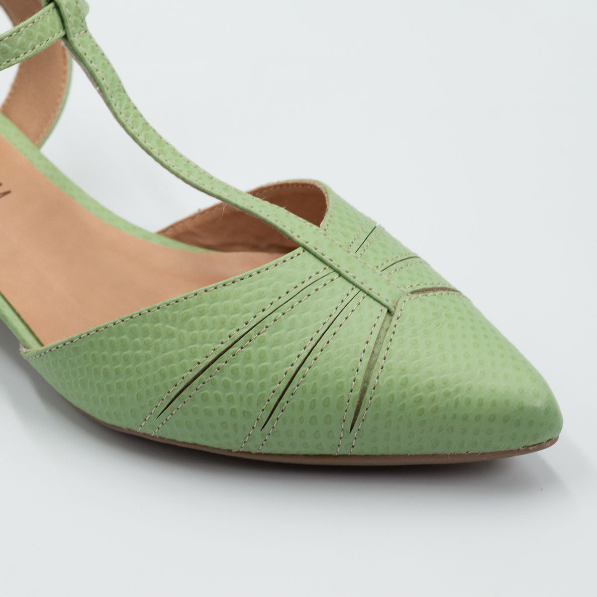 Margarida pump - close-up detail view scale pistachio leather comfortable