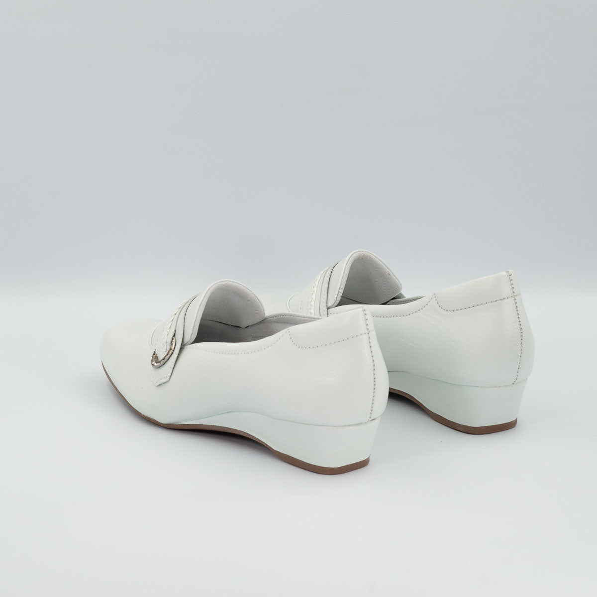 Sapucaia clinical shoes - three-quarter view vegetal off-white