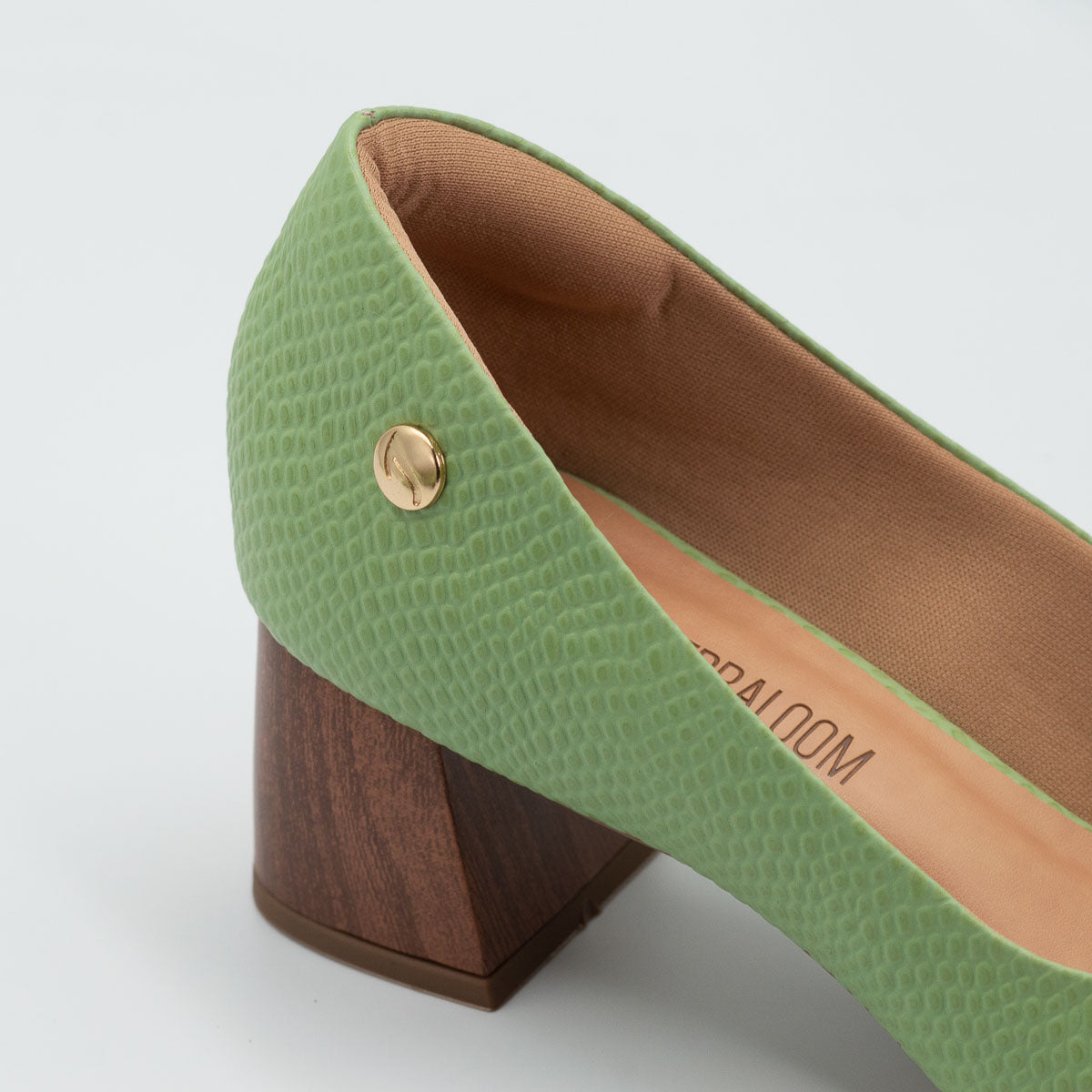 Erva-doce pump - close-up detail view scale pistachio leather comfortable